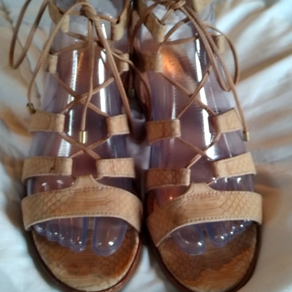 VINCE CAMOTO LACEUP SANDALS SIZE 6.5